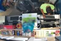 Tangkap layar video tular memaparkan kes samun di sebuah kedai serbaneka di sini pada Selasa.