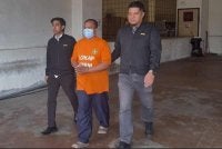 Penjawat awam direman 3 hari kerana disyaki menerima rasuah sebagai balasan membawa masuk bahan terlarang ke dalam penjara untuk kegunaan banduan - Foto: SPRM Pahang.