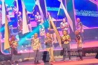 Tengku Muhammad (tengah) merasmikan Majlis Penyerahan Bendera Kontinjen Pahang ke SUKMA dan Para SUKMA di Dewan Jubli Perak Sultan Haji Ahmad Shah di sini pada Selasa