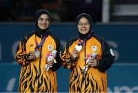 Pasangan pairs wanita boling padang negara, Aleena (kiri) dan Syafiqa bersama pingat perak yang dimenangi pada perlawanan akhir pairs wanita boling padang di temasya Sukan Komanwel Glasgow 2026 di Scottish Event Campus (SEC) hari ini. Foto: Bernama 