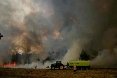 Pasukan bomba berhempas-pulas mengawal api daripada terus marak sejak minggu lalu. Foto Agensi