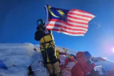 Khafiz mengibarkan Jalur Gemilang dengan bangganya di puncak Everest pada 18 Mei lalu.