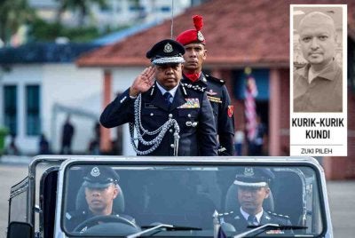 Ayob Khan memberi tabik hormat pada Majlis Paluan Berundur Timbalan Ketua Polis Negara di Pusat Latihan Polis (PULAPOL), Kuala Lumpur. Foto Bernama 