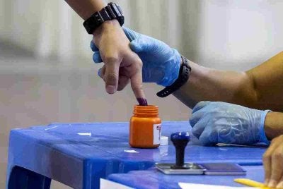 Proses pengundian awal bagi PRN Negeri Sembilan ke-16 bermula hari ini, melibatkan sebanyak 22,339 anggota tentera dan pasangan serta polis dan pasangan. Gambar hiasan 
