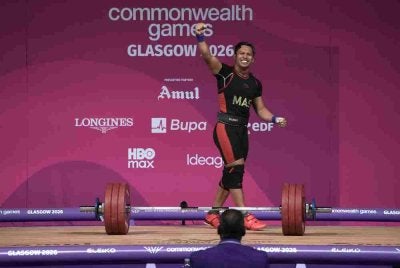 Erry Hidayat menghadiahkan pingat emas ketiga kontinjen Malaysia. Foto: Majlis Sukan Negara 
