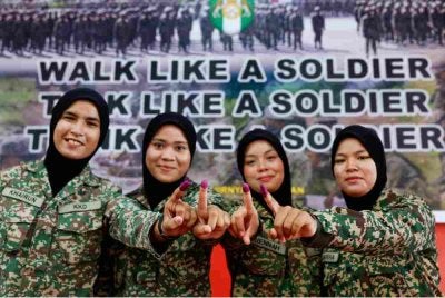 Dari kiri: Khairunisa Md Yunus, 22, Shamimie Afiza Mohd Razali, 20, Noor Shazriennah Lajim, 20, dan Siti Zulaikha Abdullah, 23, menunjukkan jari yang dicelup dakwat selepas selesai mengundi pada proses pengundian awal bagi PRN Negeri Sembilan ke-16 di Pusat Latihan Asas Tentera Darat (PUSASDA), Port Dickson, pagi Selasa. Foto Bernama