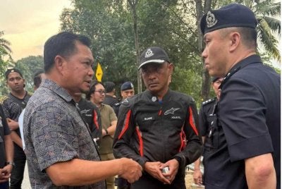 Ketua Polis Kuala Lumpur, Datuk Fadil Marsus (tengah) turut memantau pelarian yang berkumpul di hadapan Pejabat UNCHR pada Isnin.