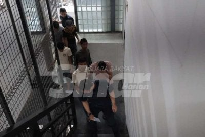 Enam beradik lelaki bersama seorang rakan mereka dihadapkan ke Mahkamah Majistret Ipoh pada Selasa atas pertuduhan mengedar dadah.