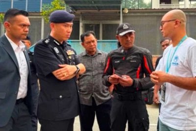 Fadil (dua dari kanan) memberitahu, tindakan dokumentasi ke atas pelarian telah dijalankan oleh sepasukan pegawai dan anggota dari jabatan berkaitan.
