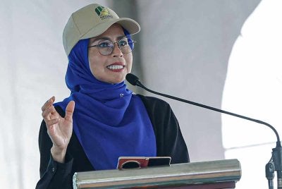 Menteri Perladangan dan Komoditi Datuk Seri Noraini Ahmad berucap pada Program Salam Agrikomoditi MADANI di Dataran Melang hari ini. Foto Bernama 