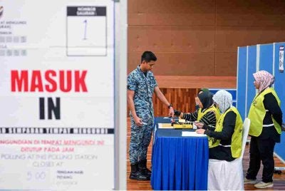 Anggota TUDM mengundi awal sempena PRN Negeri Sembilan di Pusat Pengundian Awal Dewan Angkasaraya Pangkalan Udara Sendayan, pada Selasa. Foto Bernama