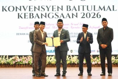 Zulkifli (tiga dari kanan) menunjukkan surat khas kerjasama strategik antara Jabatan Wakaf, Zakat dan Haji (JAWHAR) dan Majlis Agama Islam dan Adat Melayu Terengganu (MAIDAM) yang diwakili oleh Ketua Pegawai Eksekutif MAIDAM, Profesor Madya Datuk Dr Ahmad Azrin Adnan sempena Konvensyen Baitulmal Kebangsaan (KBK) 2026 di Dewan Al-Muktafi Billah Shah, Universiti Sultan Zainal Abidin (UniSZA) pada Selasa.