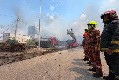 Kebakaran merebak kepada empat buah kilang dalam kejadian di Kawasan Perindustrian Taman Makmur, Lunas pada Selasa.