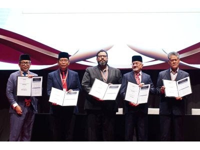 Lima wakil pelbagai pihak yang menandatangani MOU sempena Konvensyen Wakaf Dakwah Antarabangsa 2026 di Pusat Konvensyen Kuala Lumpur di sini hari ini.