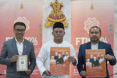 Amirudin (tengah) menunjukkan risalah Festival Turath Islami Selangor 2026 di Shah Alam pada Selasa.