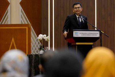  Akmal Nasrullah ketika berucap pada majlis pelancaran laporan Tinjauan Ekonomi Pertubuhan Kerjasama dan Pembangunan Ekonomi (OECD): Malaysia 2026 pada Selasa. Foto Bernama 