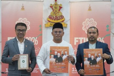 Amirudin (tengah) menunjukkan risalah Festival Turath Islami Selangor 2026 di sini pada Selasa.