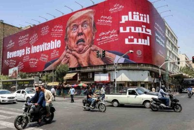Iklan besar yang memaparkan ikrar membalas dendam terhadap Trump ditempatkan di tengah Teheran.