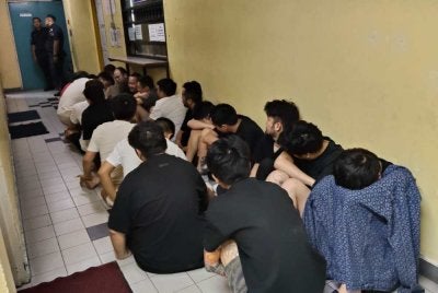 Antara warga China yang didakwa jadi 'scammer' dan tinggal di negara ini tanpa dokumen sah di Mahkamah Majistrer Johor Bahru.