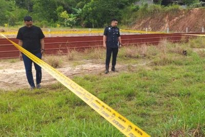 Pasukan polis hadir ke lokasi sebaik menerima laporan daripada penduduk kampung.