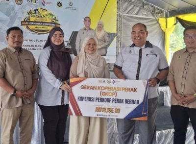 Yaakub (dua dari kanan) menerima cek cura Geran Koperasi Perak (GKOP) berjumlah lebih RM18,000 yang disampaikan oleh Exco Pembangunan Wanita, Keluarga, Kebajikan Masyarakat, Pembangunan Usahawan dan Koperasi Perak, Datuk Salbiah Mohamed.