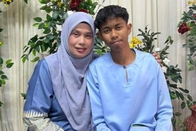 Zaimizan bersama arwah anaknya, Muhammad Arif Daniel.
