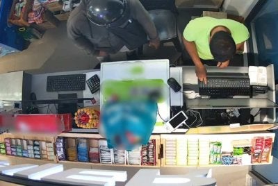 Tangkap layar video tular memaparkan kes samun di sebuah kedai serbaneka di sini pada Selasa.