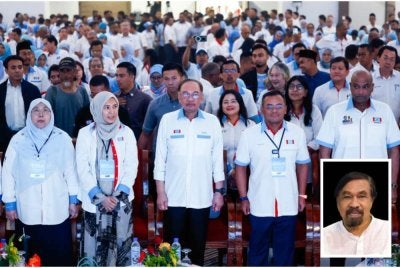 Ramai yang meramalkan PKR akan menghadapi jalan yang sukar untuk menjadi sebuah parti yang kuat lagi berpengaruh selepas PRU16. Gambar kecil: Kamarazaman