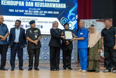 Rosnizah (empat dari kiri) menyerahkan sijil kepada prospek yang mengikuti Program Transformasi Kehidupan dan Keusahawanan.