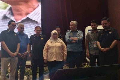 Ahmad Zahid (tiga dari kanan) ketika hadir merasmikan Konvensyen Pekebun Kecil RISDA Peringkat Zon Tengah 2026 di Hotel Royale Chulan pada Selasa.