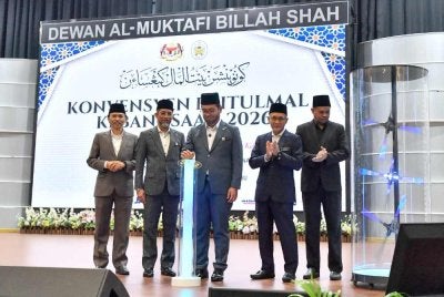 Zulkifli (tengah) menyempurnakan perasmian Konvensyen Baitulmal Kebangsaan 2026 di Dewan Al-Muktafi Billah Shah Shah, Universiti Sultan Zainal Abidin (UniSZA), Kuala Nerus.