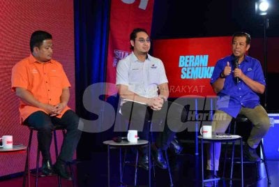 Razlan (kanan) dalam program Berani Semuka Sinar Harian bertajuk 'Seteru Jadi Kawan, Kawan Jadi Seteru: Politik Matang atau Huru-hara', yang turut disertai (dari kiri) Ketua Pemuda Parti Amanah Negara (Amanah), Hasbie Muda dan Ketua Penerangan Parti Wawasan Negara (Wawasan), Wan Ahmad Fayhsal Wan Ahmad Kamal.