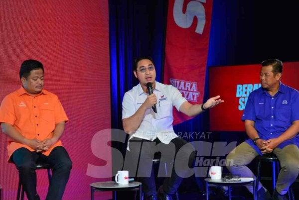 Wan Ahmad Fayhsal (tengah) ketika program Berani Semuka Sinar Harian bertajuk 'Seteru Jadi Kawan, Kawan Jadi Seteru: Politik Matang atau Huru-Hara' yang dihoskan oleh Ismail Adnan pada Selasa.