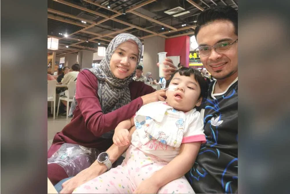Aura Medina bersama kedua ibu bapanya.