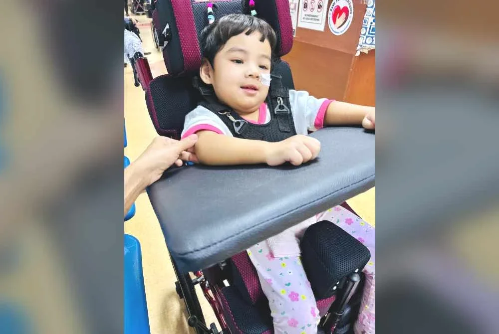 Aura Medina terpaksa minum susu melalui tiub khas.