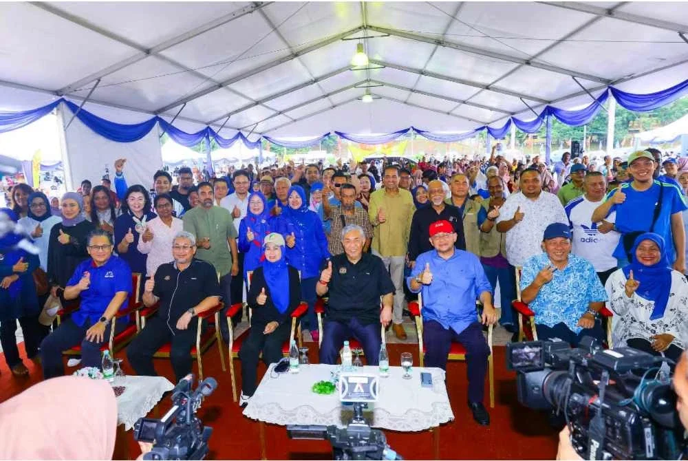 Ahmad Zahid (duduk, empat dari kanan) dan Noraini (tiga dari kiri) pada Program Salam Agrikomoditi di Kuala Pilah.