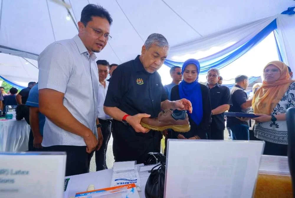 Ahamd Zahid (dua dari kiri) melawat reruai di program Salam Agrokomoditi di Kuala Pilah.