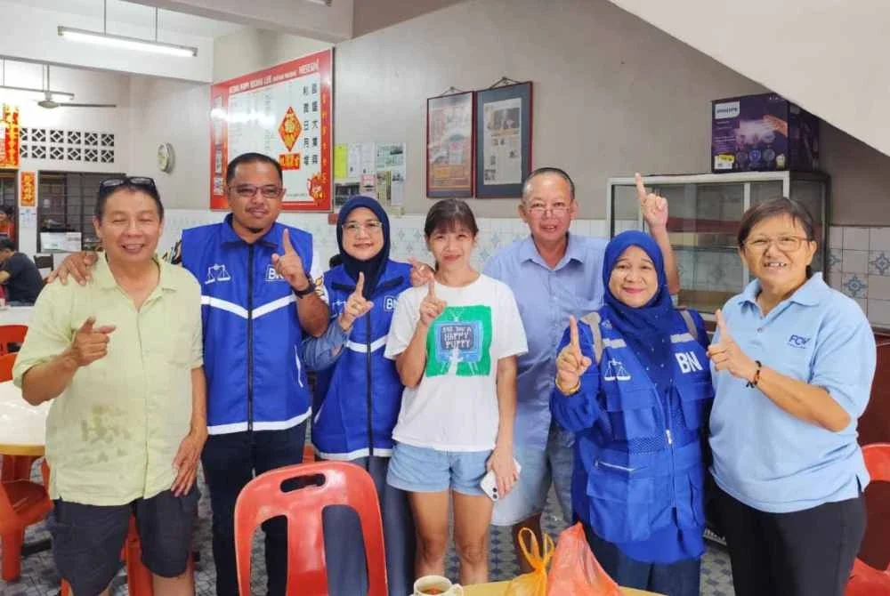 Suhaimizan (dua dari kiri) bertemu penduduk sekitar ketika turun padang berkempen.