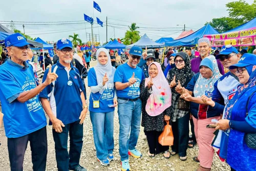 Mustapha (empat dari kiri) bertemu penduduk di pasar pagi Palong 6 baru-baru ini.