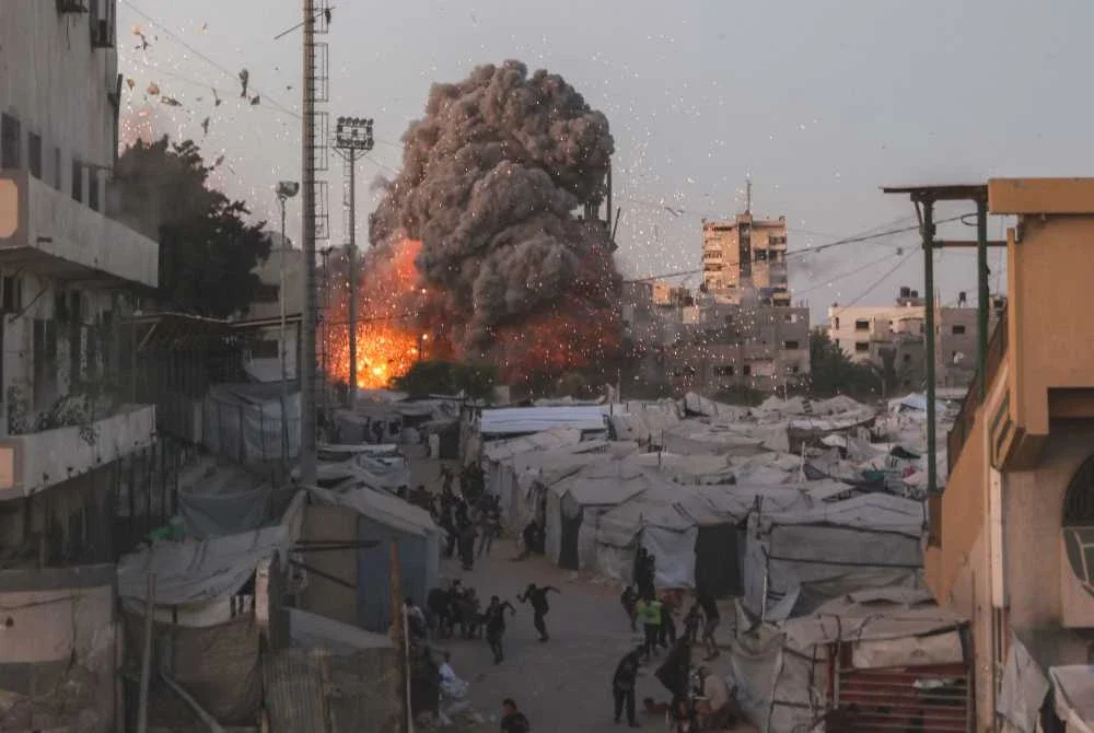 Penduduk Palestin bertempiaran mencari perlindungan ketika asap tebal dan api menjulang susulan serangan Israel ke atas Masjid Al-Muttaqin di Bandar Gaza pada 28 Julai 2026. Foto AFP
