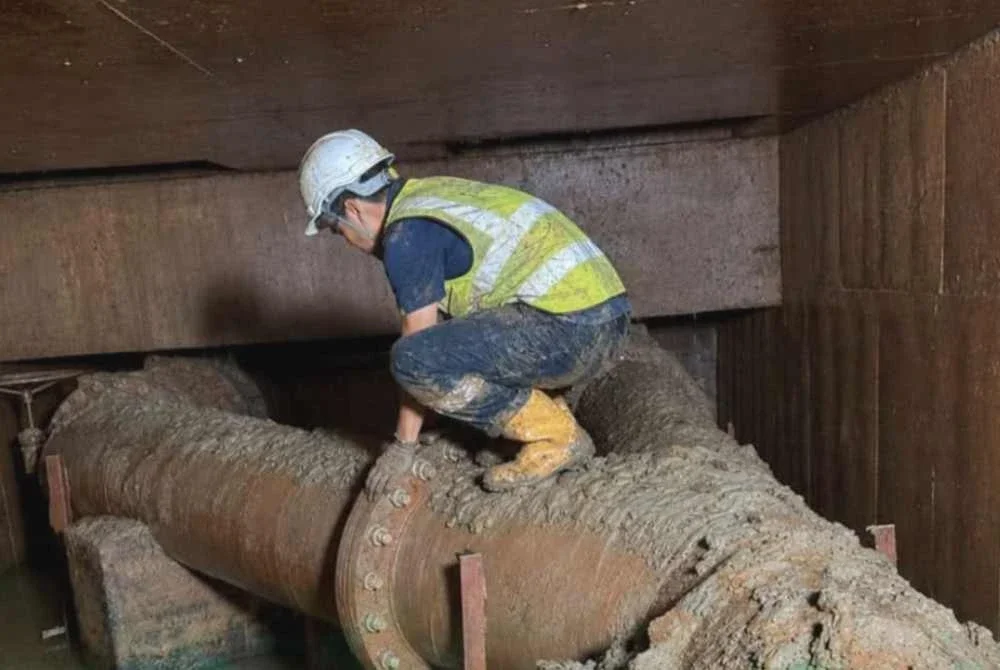 Kira-kira 34,000 akaun pengguna di empat jajahan dijangka berdepan gangguan bekalan air akibat kebocoran paip air utama di Sungai Bagan.
Foto AKSB