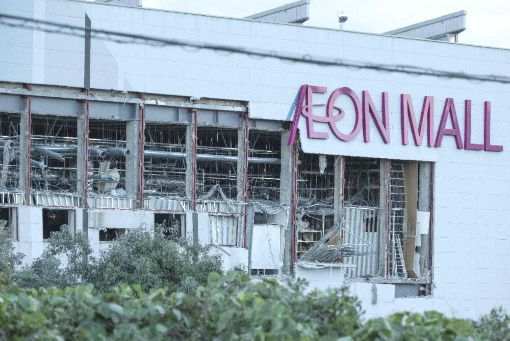 Kerosakan dapat dilihat pada sebahagian bangunan pusat beli-belah Aeon Mall Kumamoto di Kashima, Wilayah Kumamoto, pada 29 Julai 2026 selepas kawasan itu dilanda gempa bumi. Foto AFP