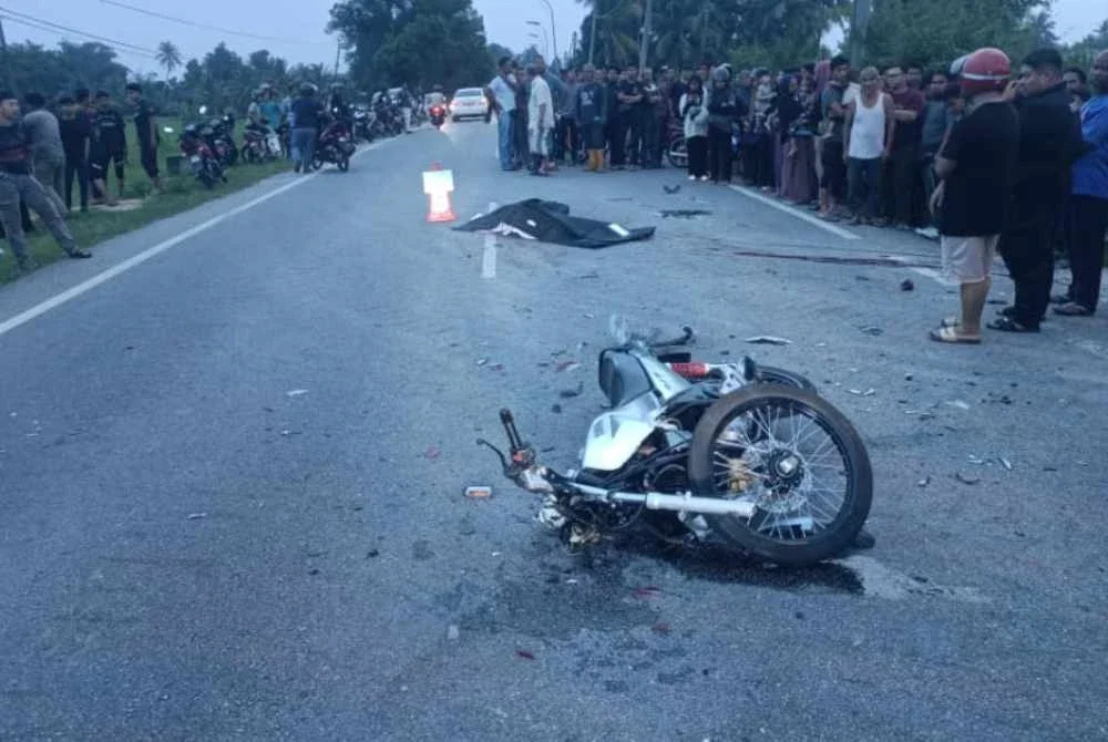 Keadaan motosikal mangsa yang terlibat kemalangan susulan sebuah kereta dipercayai membuat pusingan U secara mengejut di Kampung Bunohan, Tumpat pada Selasa. - Foto: PDRM
