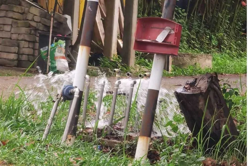 Tangkap layar video tular menunjukkan meter air yang hilang dan mencetuskan tanda tanya penduduk setempat.