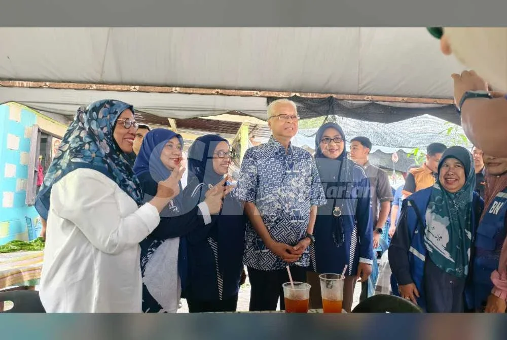 Orang ramai mengambil kesempatan bergambar dengan Ismail Sabri yang hadir ke Program Sembang Santai bersama calon BN DUN Lenggeng, Mohd Asna. 