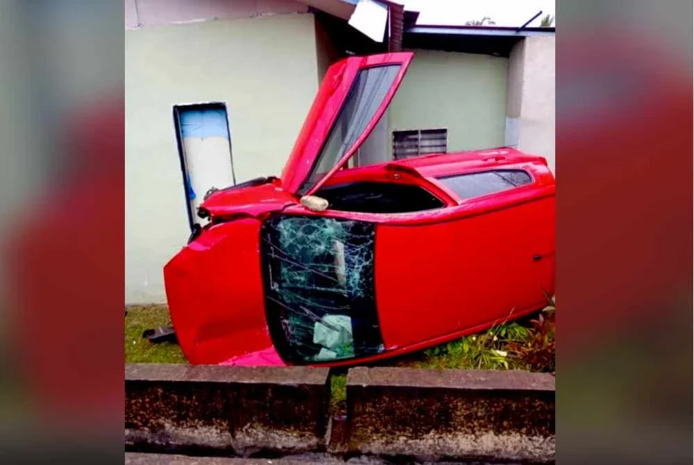 Kereta Axia yang dipandu seorang lelaki warga emas terbalik dalam kejadian pada pagi Rabu. Foto Bomba