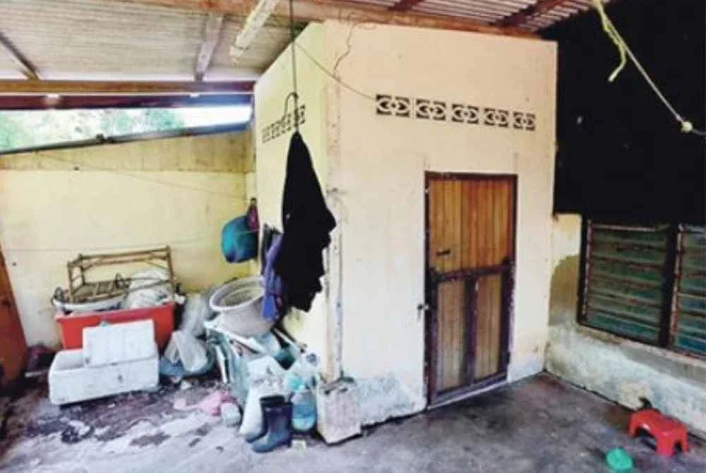 Sebahagian penghuni turut meninggalkan barangan bersaiz besar seperti peti ais, dapur dan tilam di rumah sewa masing-masing.