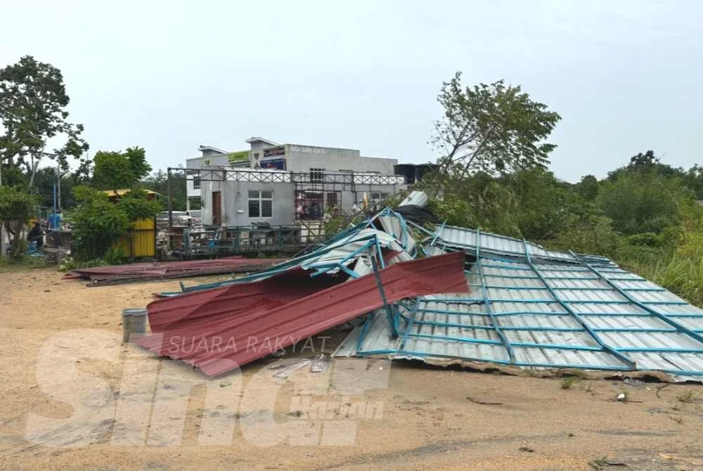 Bumbung zink melayang hingga ke bahagian tepi kedai. 
