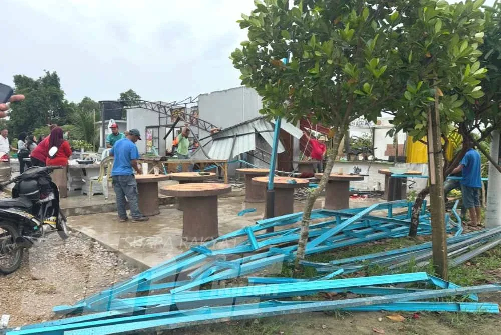 Besi palang bumbung yang runtuh selepas kena angin kencang. 