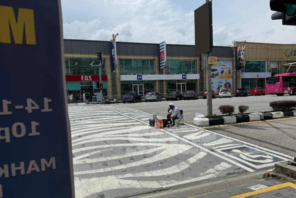 Seorang peminta sedekah yang dilihat duduk ditepi jalan sebelum menghilangkan sebelum tempat itu diambil alih Syukur beberapa minit kemudian. Foto: Sinar.